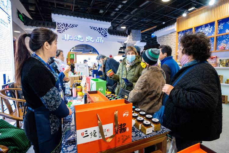 南通是著名的长寿之乡,鱼米之乡,全市近五成农副产品供应上海,年销售